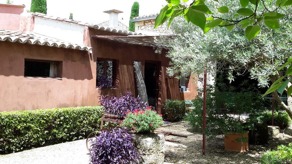 La Mazade De Saint Mamert Buitenkant foto